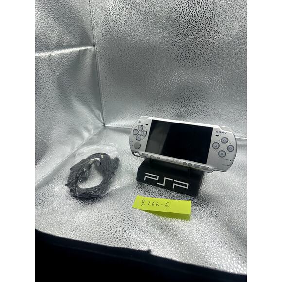psp 2000 sliver  w/accessories & new battery - Picture 1 of 8